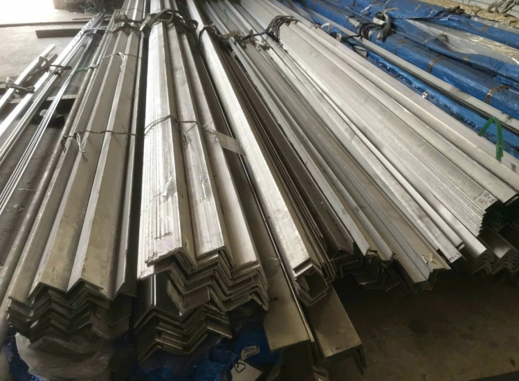 VÊ ĐÚC INOX 304: 65 x 65 x 5.0 x 6 M