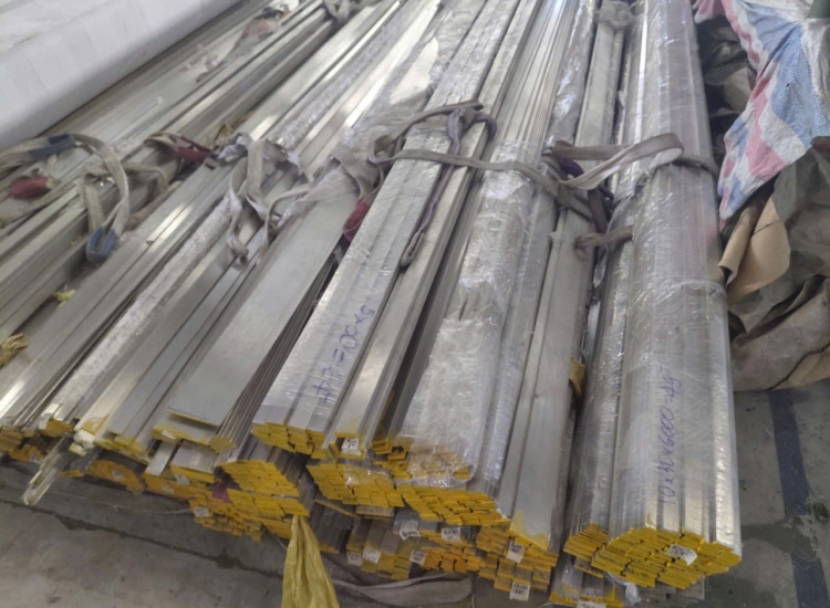 THANH LA ĐÚC 304 SỌC XƯỚC : 30 x 8.0 x 4000/6000MM/HL- LẬP LÀ INOX - Stainless Steel Flat Bar