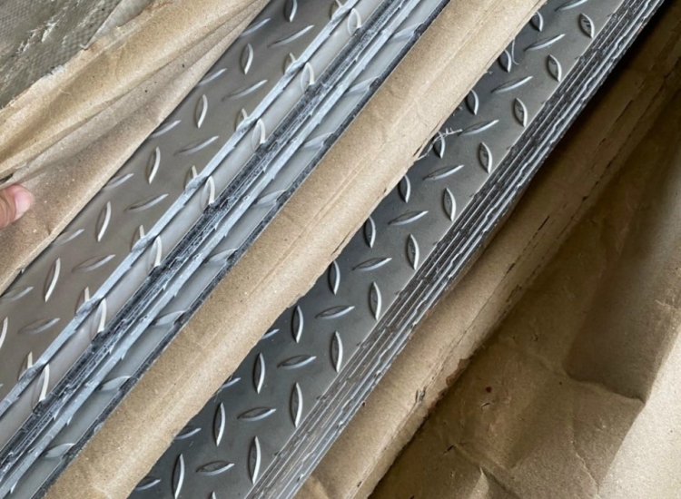 CUỘN INOX 304 DẬP GÂN/ENGRAVED COIL / SHEET