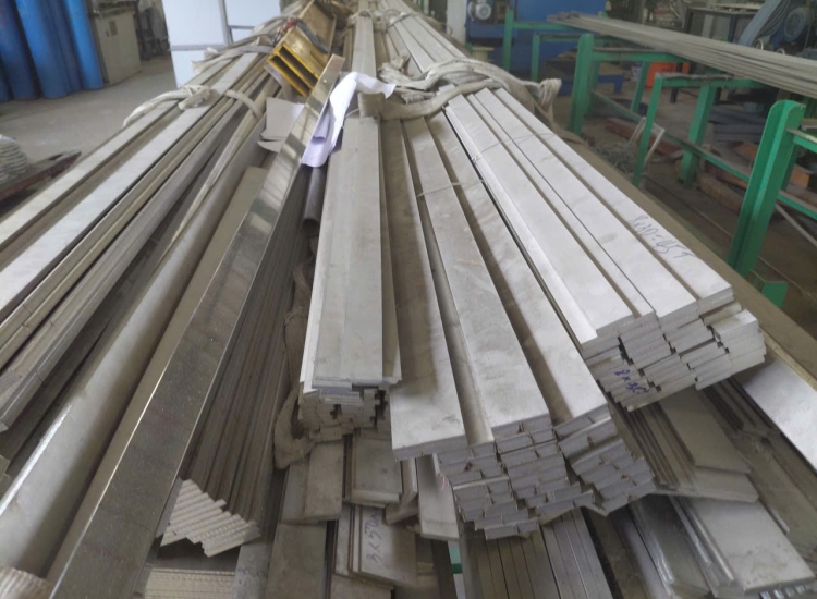 THANH LA ĐÚC 304 SỌC XƯỚC : 80 x 3.0 x 4000/6000MM/HL- LẬP LÀ INOX - Stainless Steel Flat Bar