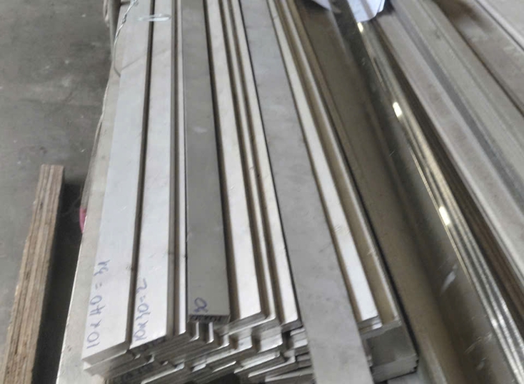 THANH LA ĐÚC 304 SỌC XƯỚC : 20 x 6.0 x 4000/6000MM/HL- LẬP LÀ INOX - Stainless Steel Flat Bar