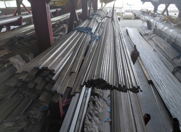 THANH LA ĐÚC 304 SỌC XƯỚC : 50 x 8.0 x 4000/6000MM/HL- LẬP LÀ INOX - Stainless Steel Flat Bar